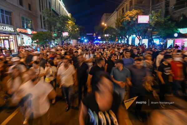 Шествие по окончании митинга партии Гражданский договор (17 июня 2021). Еревaн - Sputnik Армения