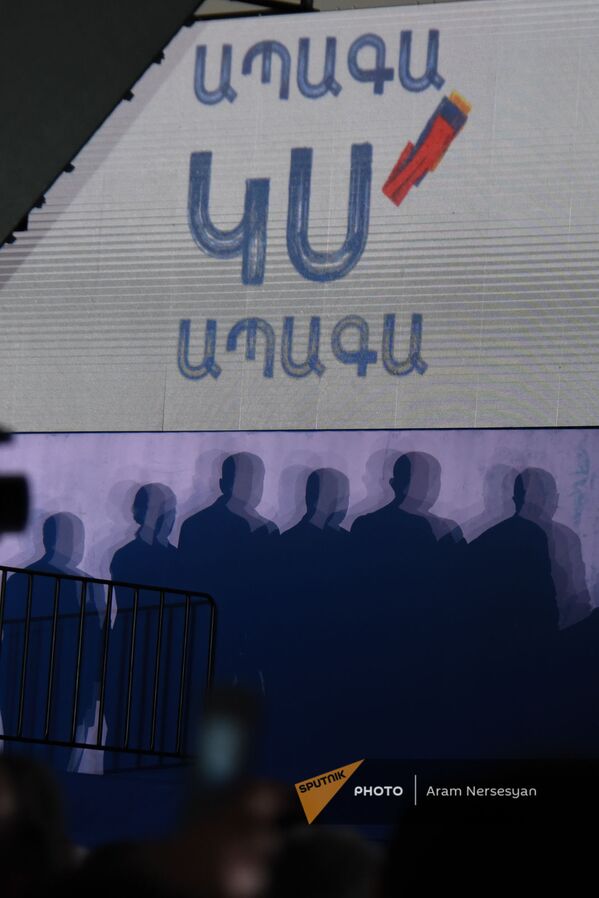 Предвыборный агитационный лозунг партии Гражданский договор на площади Республики (17 июня 2021). Еревaн - Sputnik Армения