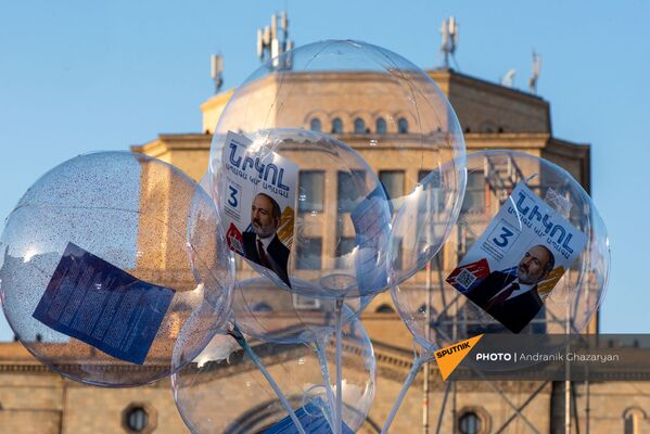 Агитационные буклеты в воздушных шариках во время предвыборного агитационного митинга партии Гражданский договор на площади Республики (17 июня 2021). Еревaн - Sputnik Армения