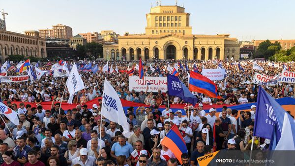 Сторонники блока Айастан на площади Республики перед началом предвыборного агитационного митинга блока (18 июня 2021). Еревaн - Sputnik Армения
