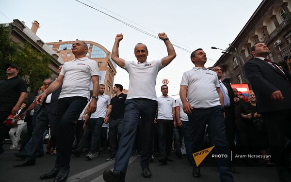 Лидеры блока Айастан на шествии по окончании предвыборного агитационного митинга (18 июня 2021). Еревaн - Sputnik Армения