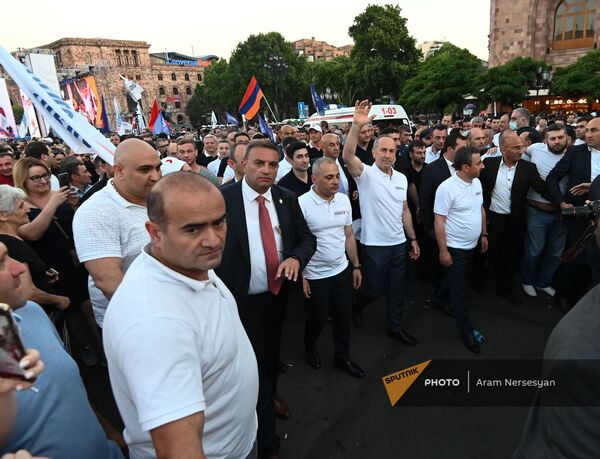 Лидеры блока Айастан на шествии по окончании предвыборного агитационного митинга (18 июня 2021). Еревaн - Sputnik Армения