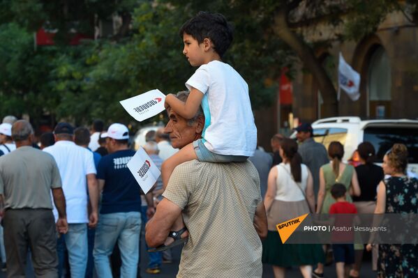 Граждане с атрибутикой блока Айастан (Армения) идут к площади Республики на предвыборный агитационный митинг блока (18 июня 2021). Еревaн - Sputnik Армения