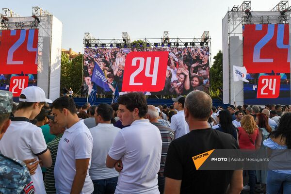 Предвыборный агитационный митинг блока Айастан на площади Республики (18 июня 2021). Еревaн - Sputnik Армения