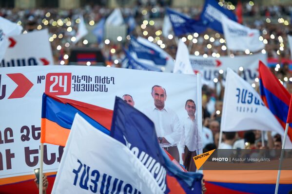Предвыборный агитационный митинг блока Айастан на площади Республики (18 июня 2021). Еревaн - Sputnik Армения