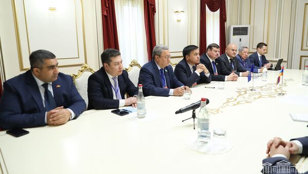 Делегация наблюдательской миссии Парламентской Ассамблеи ОДКБ на встрече с председателем НС Армении (19 июня 2021). Еревaн - Sputnik Армения