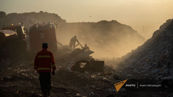 Сотрудники МЧС готовятся к тушению очередного очага пожара, вспыхнувшего на свалке в Нубарашене - Sputnik Արմենիա
