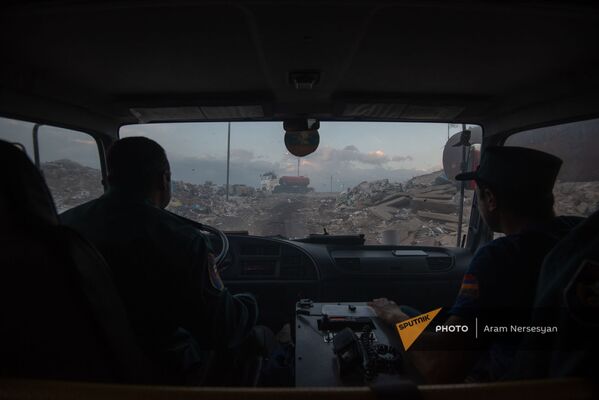 Очередная бригада спасателей подъезжает к месту пожара на свалке в Нубарашене - Sputnik Армения