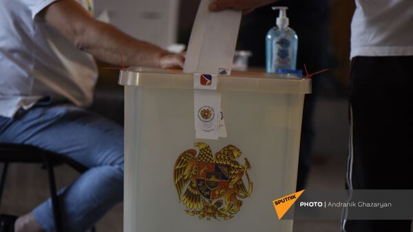 Утро на одном из избирательных участков  во время внеочередных парламентских выборов в Армении (20 июня 2021). Еревaн - Sputnik Армения