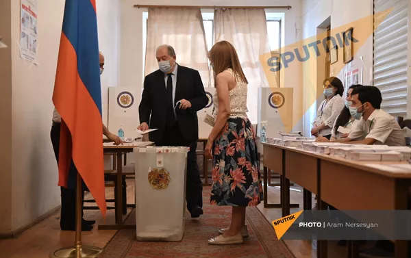 Президент Армен Саркисян во время внеочередных парламентских выборов в Армении (20 июня 2021). Еревaн - Sputnik Армения