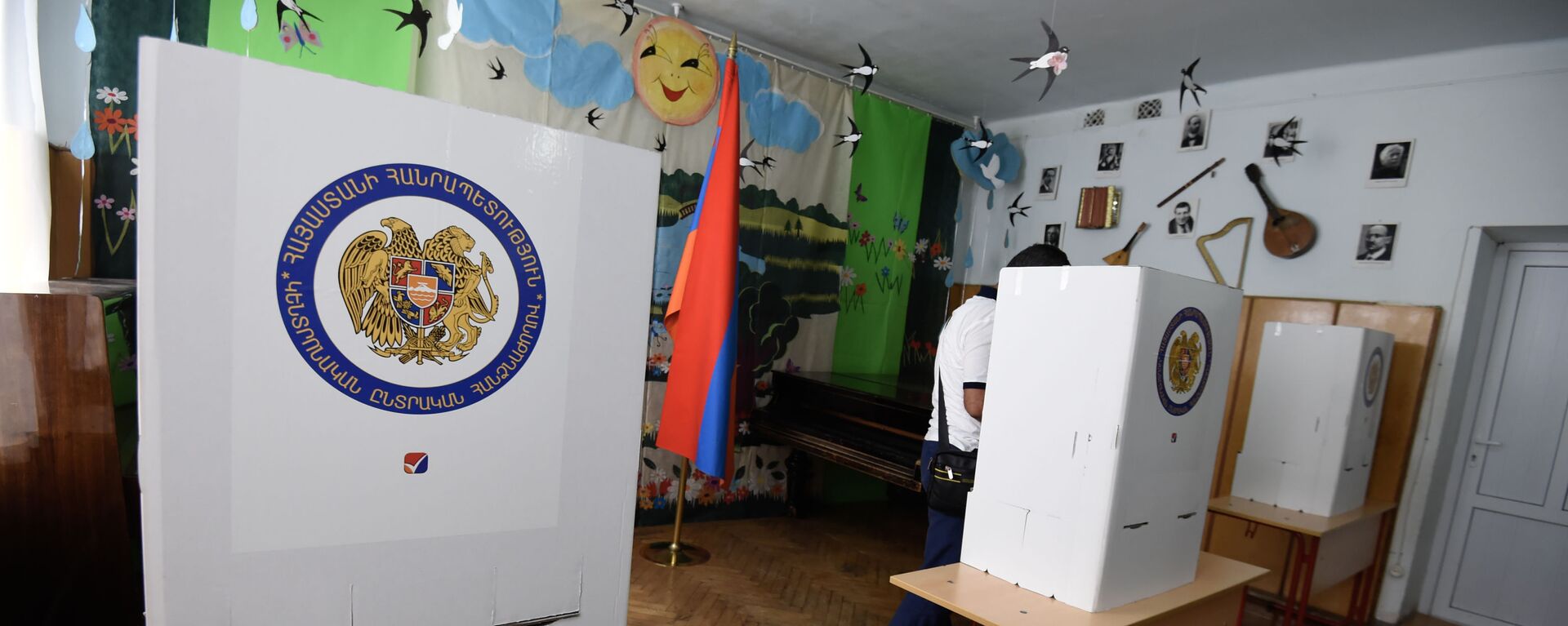 Утро на одном из избирательных участков  во время внеочередных парламентских выборов в Армении (20 июня 2021). Еревaн - Sputnik Արմենիա, 1920, 29.06.2021
