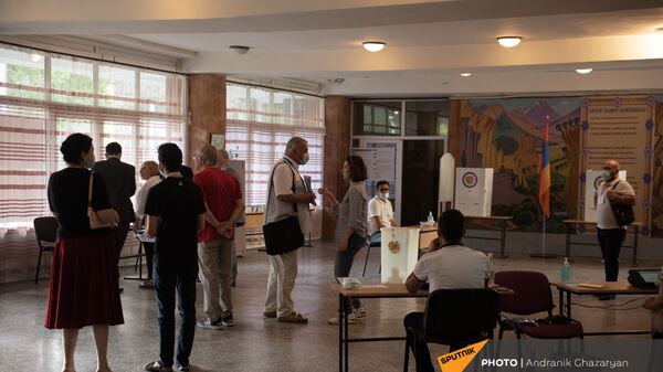 Наблюдатели ОБСЕ на одном из избирательных участков  во время внеочередных парламентских выборов в Армении (20 июня 2021). Еревaн - Sputnik Արմենիա