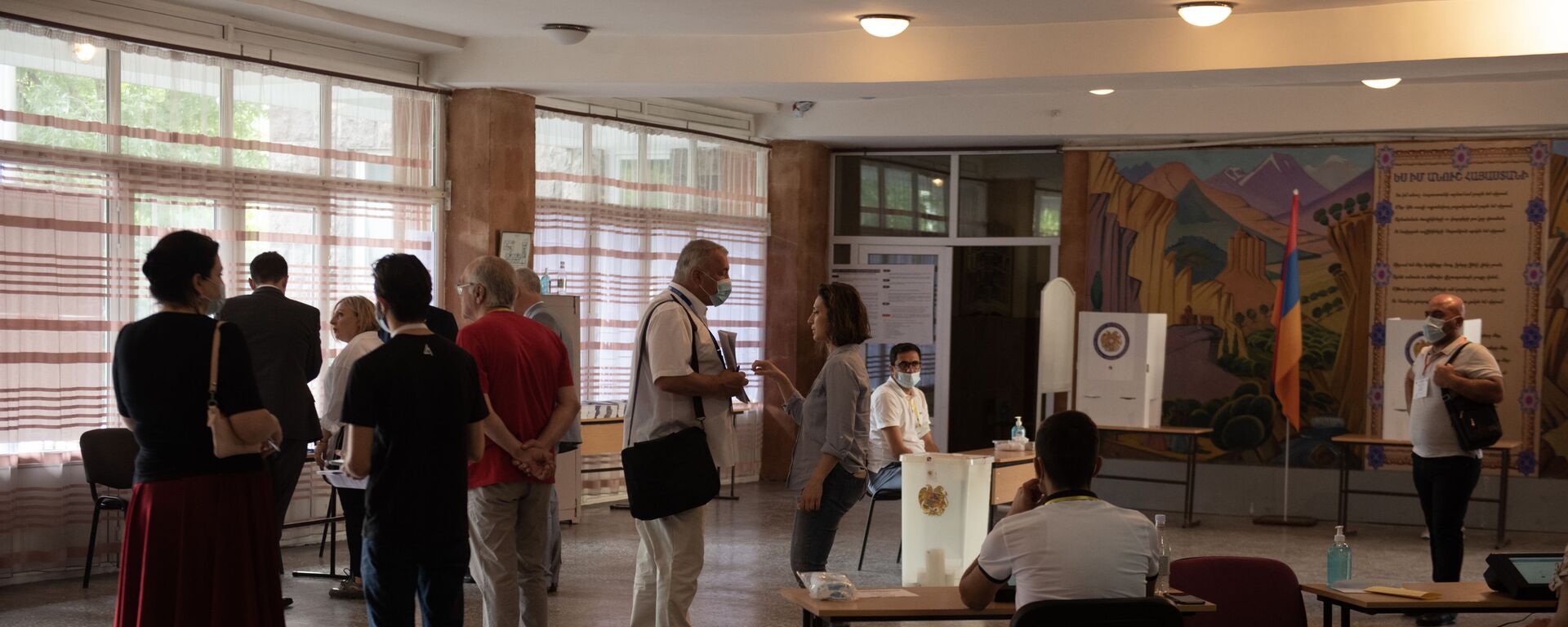 Наблюдатели ОБСЕ на одном из избирательных участков  во время внеочередных парламентских выборов в Армении (20 июня 2021). Еревaн - Sputnik Արմենիա, 1920, 10.10.2021