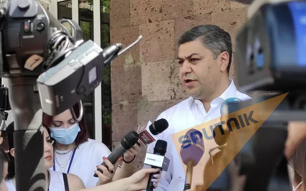 Лидер партии Отечество и член блока Честь имею Артур Ванецян во время внеочередных парламентских выборов в Армении (20 июня 2021). Еревaн Лидер партии Отечество и член блока Честь имею Артур Ванецян во время внеочередных парламентских выборов в Армении (20 июня 2021). Еревaн - Sputnik Армения