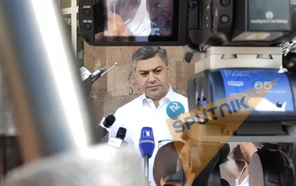 Лидер партии Отечество и член блока Честь имею Артур Ванецян во время внеочередных парламентских выборов в Армении (20 июня 2021). Еревaн Лидер партии Отечество и член блока Честь имею Артур Ванецян во время внеочередных парламентских выборов в Армении (20 июня 2021). Еревaн - Sputnik Армения