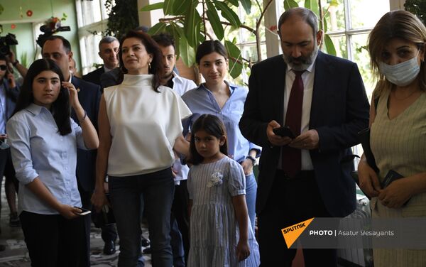 И.о. премьер-министра Никол Пашинян во время внеочередных парламентских выборов в Армении (20 июня 2021). Еревaн - Sputnik Армения