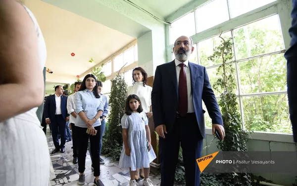 И.о. премьер-министра Никол Пашинян с семьей во время внеочередных парламентских выборов в Армении (20 июня 2021). Еревaн - Sputnik Армения