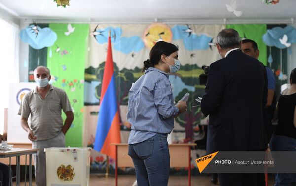 И.о. премьер-министра Никол Пашинян во время внеочередных парламентских выборов в Армении (20 июня 2021). Еревaн - Sputnik Армения