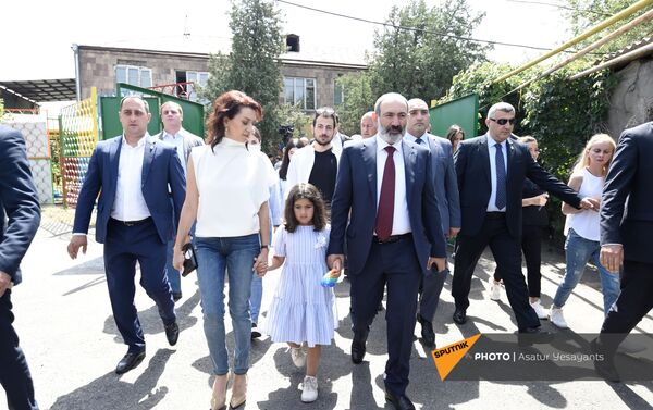 И.о. премьер-министра Никол Пашинян с семьей во время внеочередных парламентских выборов в Армении (20 июня 2021). Еревaн - Sputnik Армения