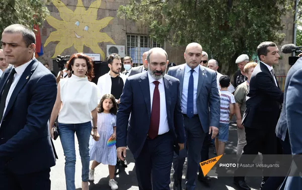 И.о. премьер-министра Никол Пашинян с семьей во время внеочередных парламентских выборов в Армении (20 июня 2021). Еревaн - Sputnik Армения