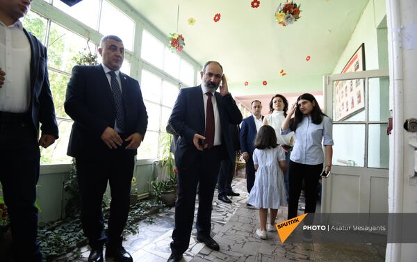 И.о. премьер-министра Никол Пашинян с семьей во время внеочередных парламентских выборов в Армении (20 июня 2021). Еревaн - Sputnik Армения