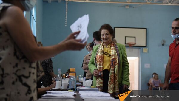 Мать Гагика Царукяна, Роза Царукян, во время внеочередных парламентских выборов в Армении (20 июня 2021). село Ариндж - Sputnik Армения