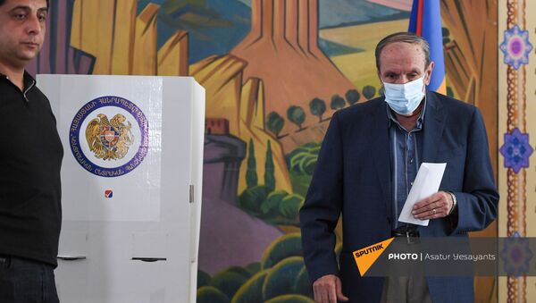 Первый президент Армении Левон Тер-Петросян во время внеочередных парламентских выборов в Армении (20 июня 2021). Еревaн - Sputnik Армения