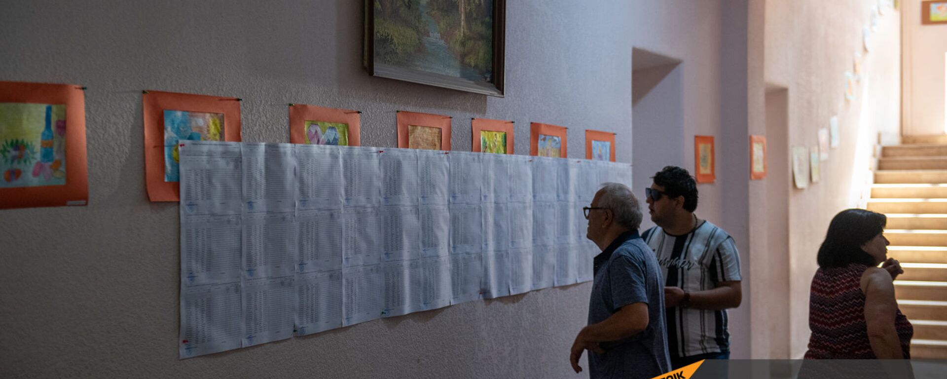 Люди изучают списки избирателей в избирательном участке 29/29 (20 июня 2021). Ариндж - Sputnik Армения, 1920, 21.06.2021