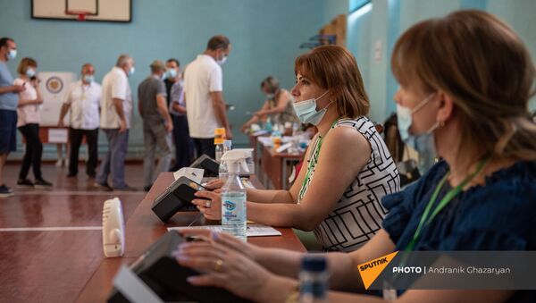 Сотрудница избирательной комиссии в ожидании избирателей на участке 29/29 (20 июня 2021). Ариндж - Sputnik Армения