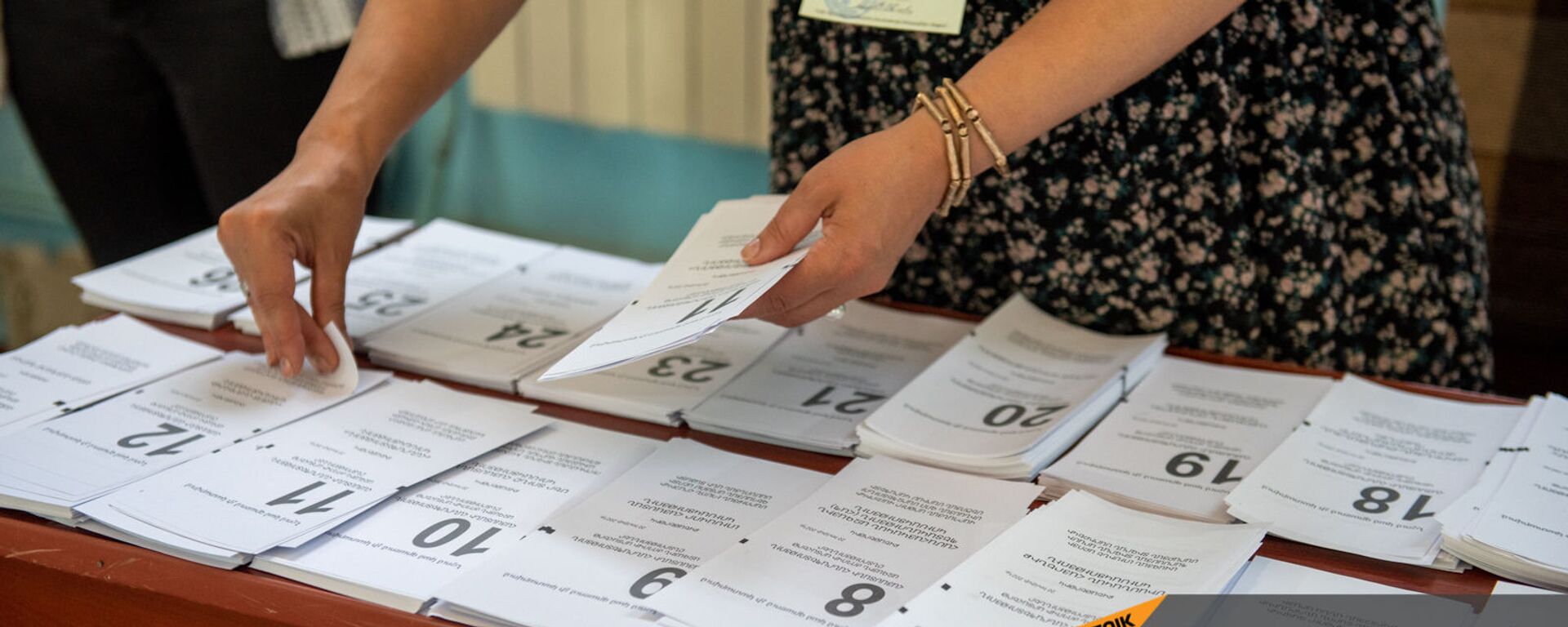 Сотрудник избирательной комиссии собирает пакет бюллетеней в избирательном участке 29/29 (20 июня 2021). Ариндж - Sputnik Արմենիա, 1920, 22.06.2021