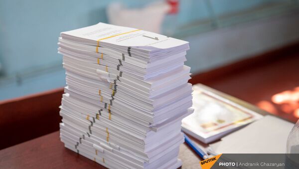 Новые бюллетени на столе председателя избирательной комиссии на участке 29/29 (20 июня 2021). Ариндж - Sputnik Արմենիա