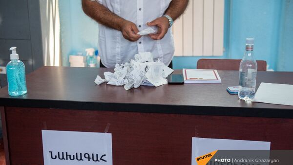 Председатель избирательной комиссии 29/29 сортирует чеки избирателей в стопку (20 июня 2021). Ариндж - Sputnik Армения