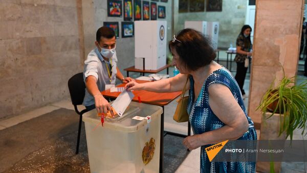 Последний избиратель на участке 9/26 во время внеочередных парламентских выборов в Армении (20 июня 2021). Еревaн - Sputnik Армения