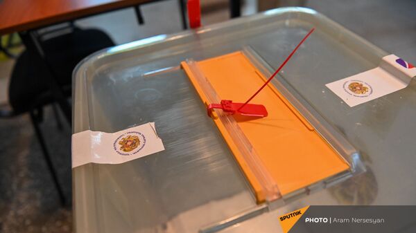 Запечатанная урна для бюллетеней на избирательном участке 9/26 по окончании времени голосования (20 июня 2021). Еревaн - Sputnik Արմենիա