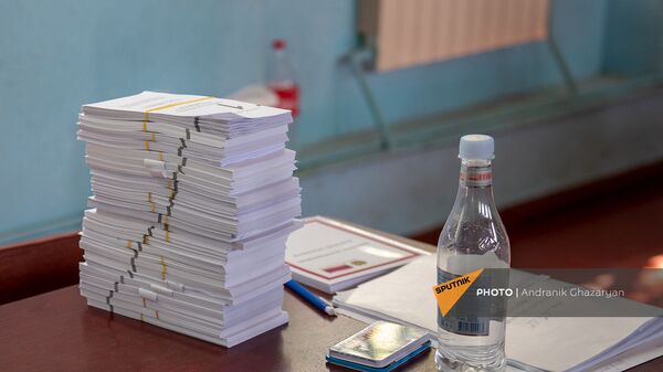 Новые бюллетени на столе председателя избирательной комиссии на участке 29/29 (20 июня 2021). Ариндж - Sputnik Армения