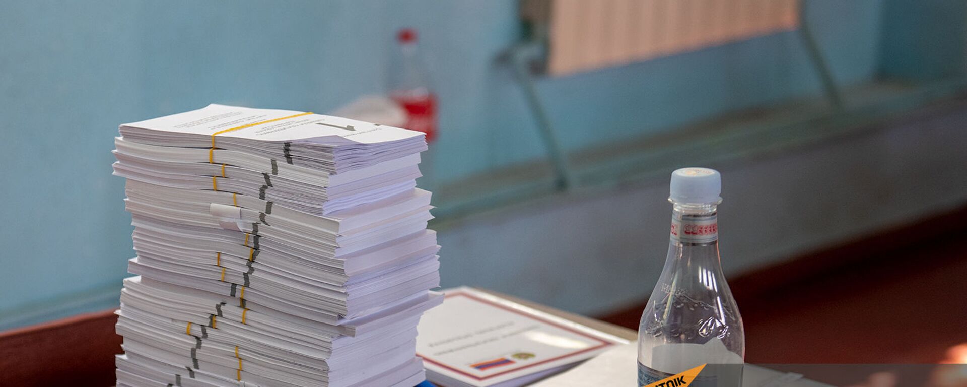 Новые бюллетени на столе председателя избирательной комиссии на участке 29/29 (20 июня 2021). Ариндж - Sputnik Армения, 1920, 10.09.2021