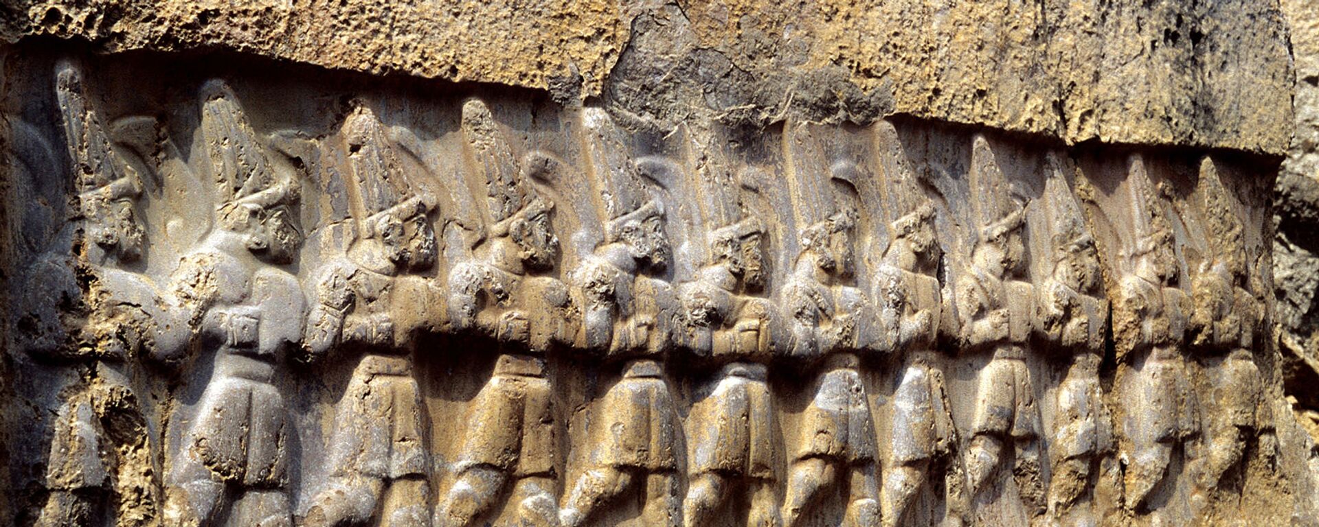 Рельеф с изображением 12 богов подземного царства в хеттском святилище Язылыкая - Sputnik Արմենիա, 1920, 22.06.2021