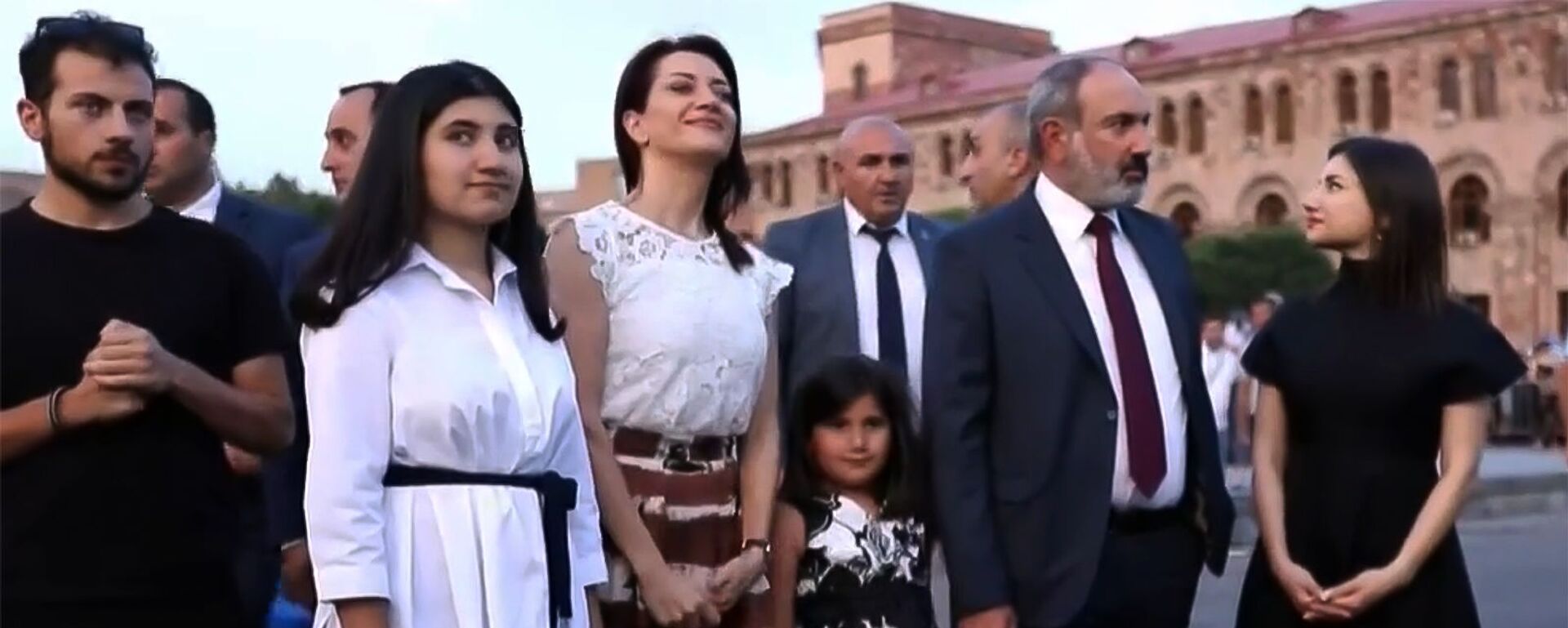 И.о. премьер-министра Никол Пашинян с семьей на площади Республики перед началом митинга (21 июня 2021). Еревaн - Sputnik Արմենիա, 1920, 23.07.2021