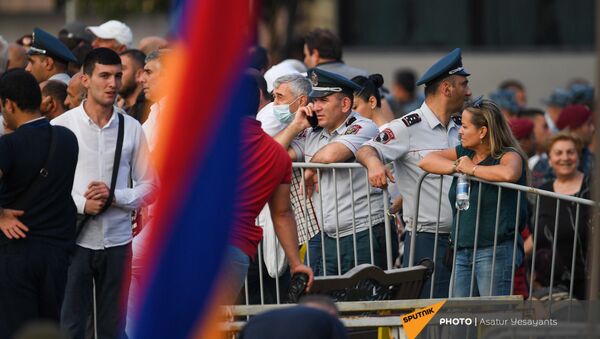 Участники митинга в поддержку победы партии Гражданский договор на внеочередных выборах (21 июня 2021). Еревaн - Sputnik Армения