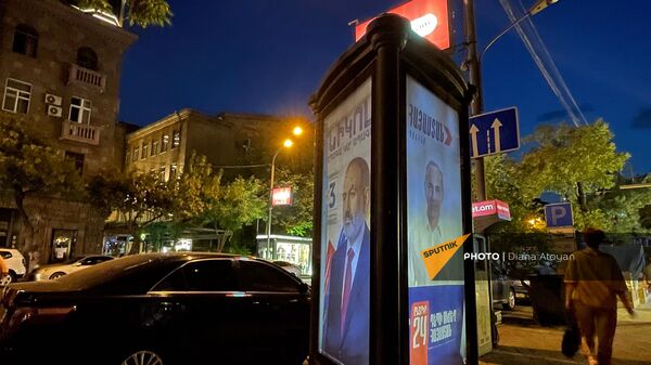 Агитационные плакаты партии Гражданский договор и блока Айастан на одной из улиц в Ереване - Sputnik Армения