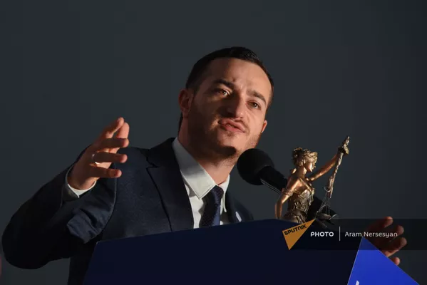 Mитинг сторонников Никола Пашиняна после победы партии Гражданский договор на внеочередных парламентских выборах (21 июня 2021). Еревaн Mитинг сторонников Никола Пашиняна после победы партии Гражданский договор на внеочередных парламентских выборах (21 июня 2021). Еревaн - Sputnik Армения