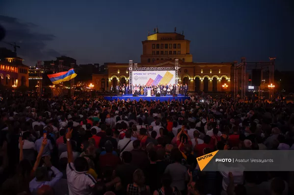 Mитинг сторонников Никола Пашиняна после победы партии Гражданский договор на внеочередных парламентских выборах (21 июня 2021). Еревaн Mитинг сторонников Никола Пашиняна после победы партии Гражданский договор на внеочередных парламентских выборах (21 июня 2021). Еревaн - Sputnik Армения