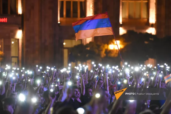 Mитинг сторонников Никола Пашиняна после победы партии Гражданский договор на внеочередных парламентских выборах (21 июня 2021). Еревaн Mитинг сторонников Никола Пашиняна после победы партии Гражданский договор на внеочередных парламентских выборах (21 июня 2021). Еревaн - Sputnik Армения