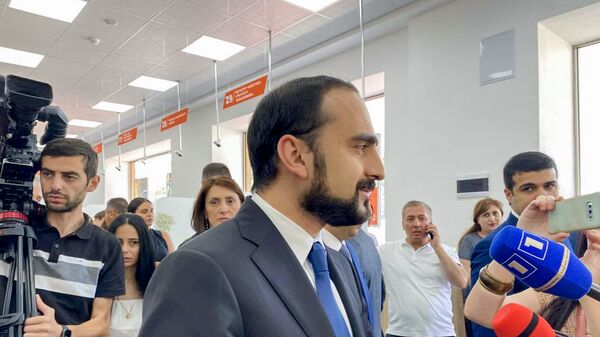 И.о. вице-премьер Тигран Авинян общается с журналистами (23 июня 2021). Гюмри - Sputnik Армения
