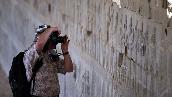 Турист фотографирует во время экскурсии по древнему имперскому городу Персеполис, столице персидской династии Археменидов - Sputnik Армения