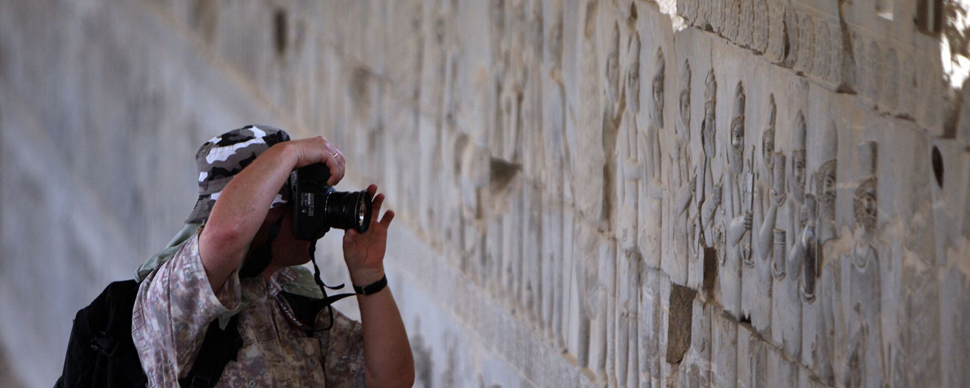 Турист фотографирует во время экскурсии по древнему имперскому городу Персеполис, столице персидской династии Археменидов - Sputnik Армения, 1920, 23.06.2021