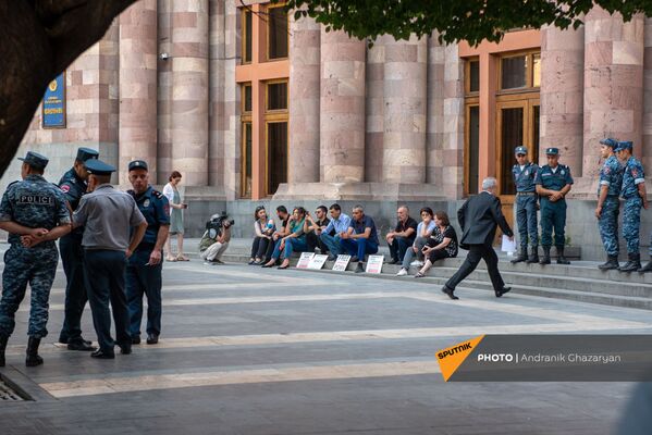 И.о. министра ОНКС Ваграм Думанян заходит в Дом правительства во время сидячей акции протеста родственников попавших в азербайджанский плен военнослужащих (24 июня 2021). Еревaн - Sputnik Армения