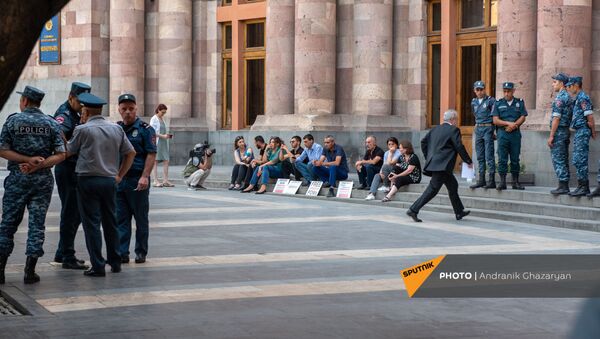 И.о. министра ОНКС Ваграм Думанян заходит в Дом правительства во время сидячей акции протеста родственников попавших в азербайджанский плен военнослужащих (24 июня 2021). Еревaн - Sputnik Армения