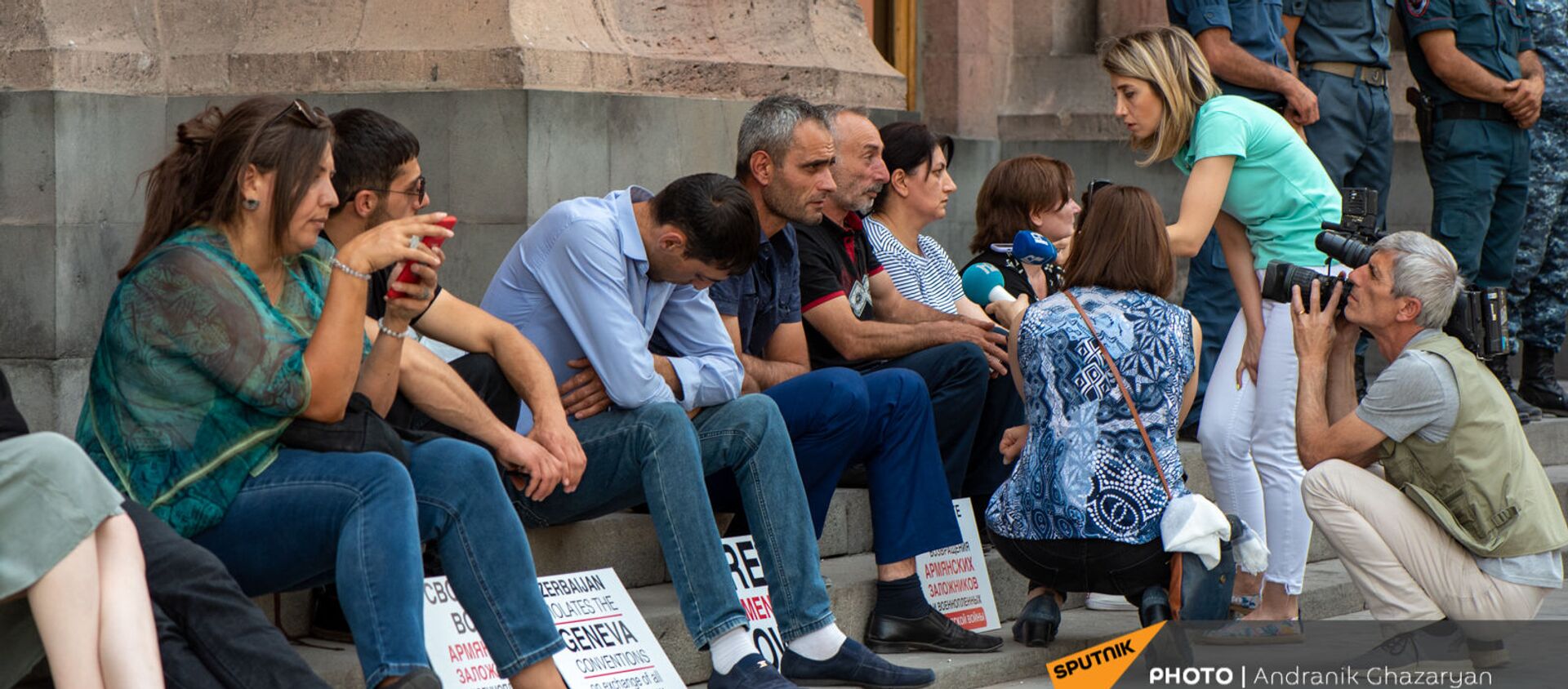 Отец одного из попавших в азербайджанский плен военнослужащих беседует с журналистами во время сидячей акции протеста у Дома правительства (24 июня 2021). Еревaн - Sputnik Армения, 1920, 24.06.2021