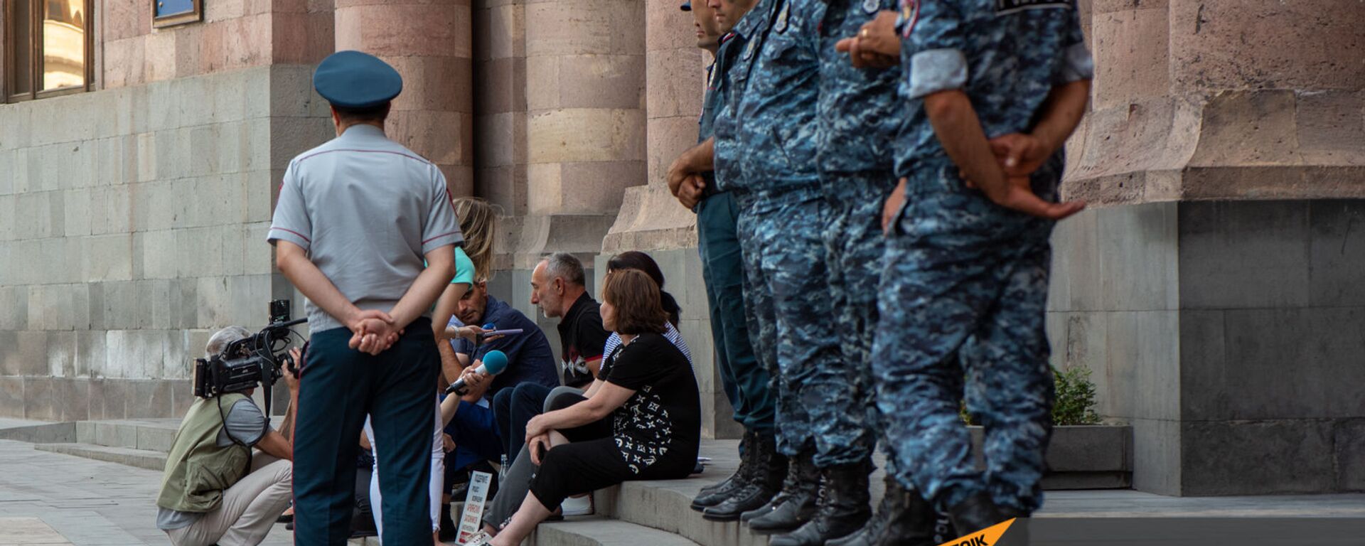 Отец одного из попавших в азербайджанский плен военнослужащих беседует с журналистами во время сидячей акции протеста у Дома правительства (24 июня 2021). Еревaн - Sputnik Արմենիա, 1920, 02.09.2021